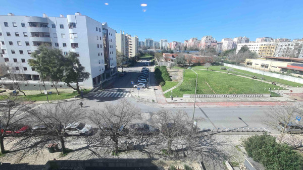 LXoffice - Vista exterior da sala de reuniões na R. Hermano Neves 18, Lisboa (Telheiras)